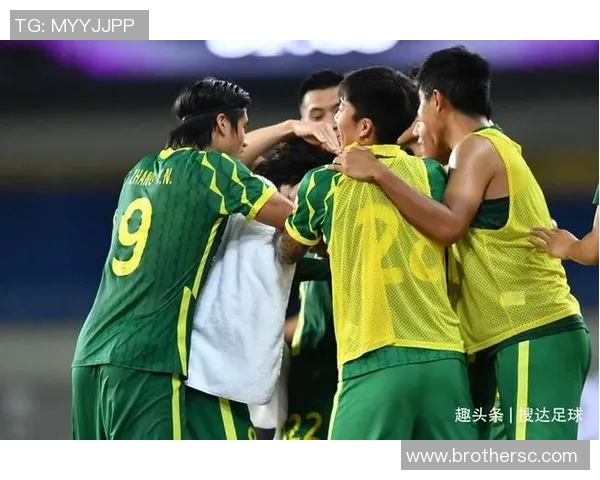 足球明星父亲遭遇抢劫惊险瞬间视频曝光引发广泛关注与讨论